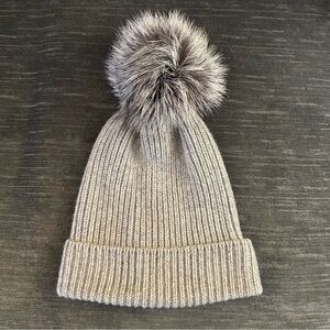 Saks Fifth Avenue NWT grey cashmere knit hat with genuine fur pom pom